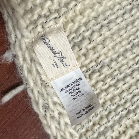 Universal Thread Knit scarf with tassels - Picture 2 of 2